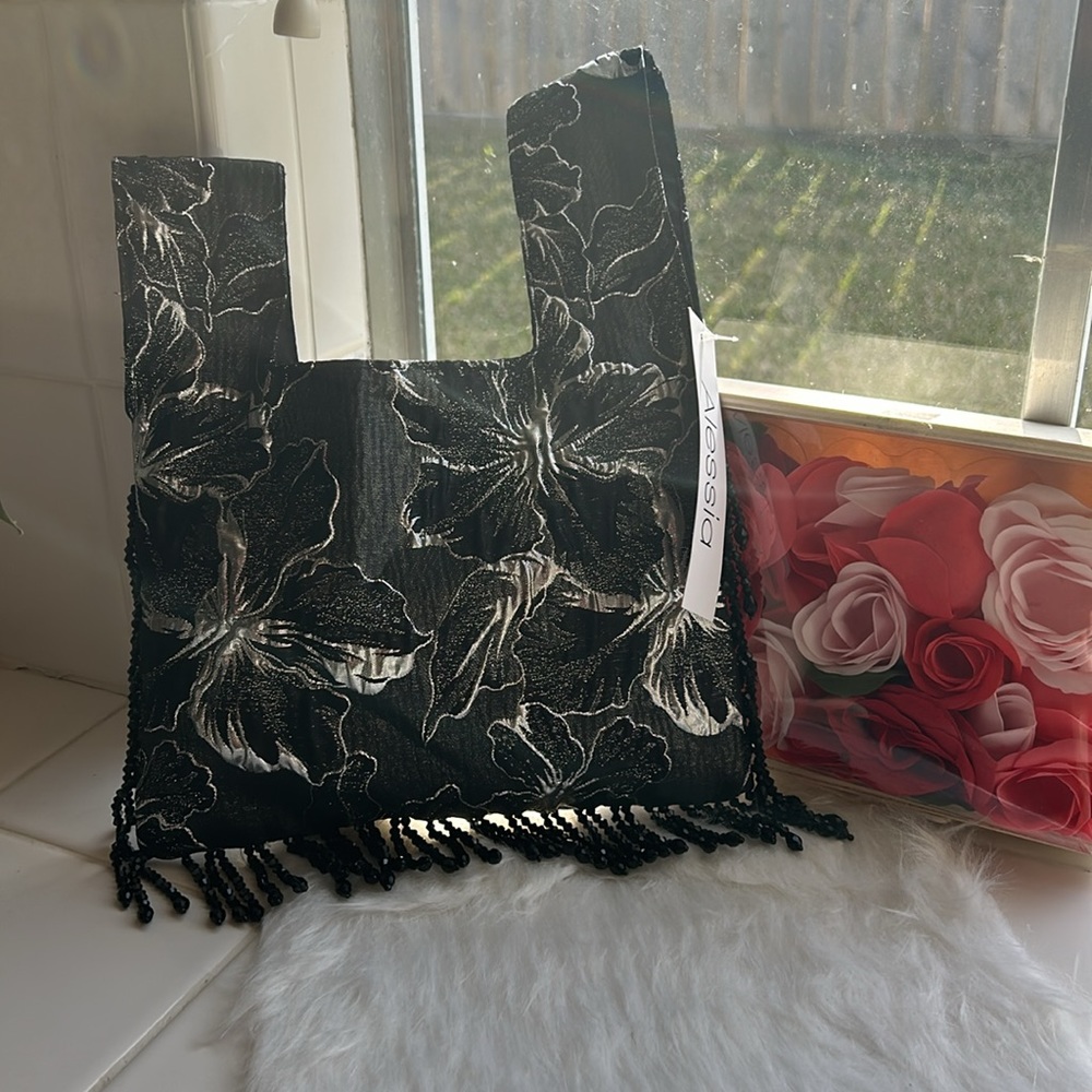Alessia silver floral black small purse NWT